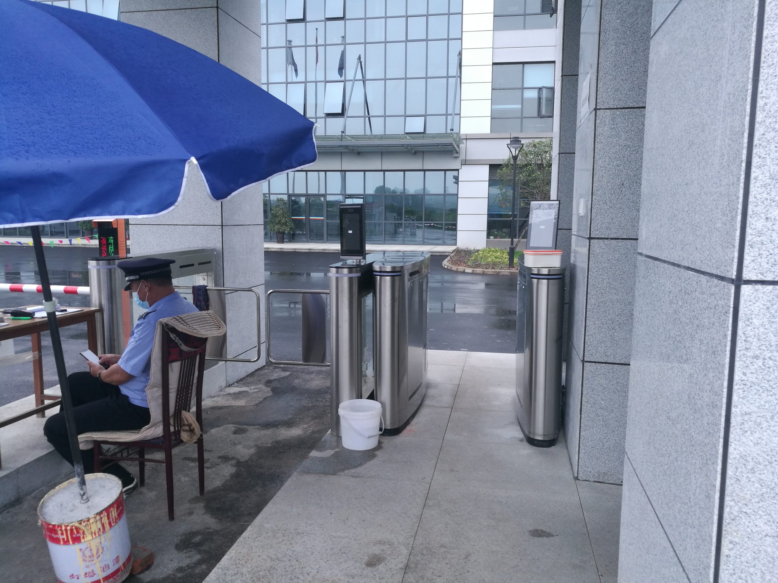 创腾高端翼闸入驻北京高档写字楼，人脸识别翼闸